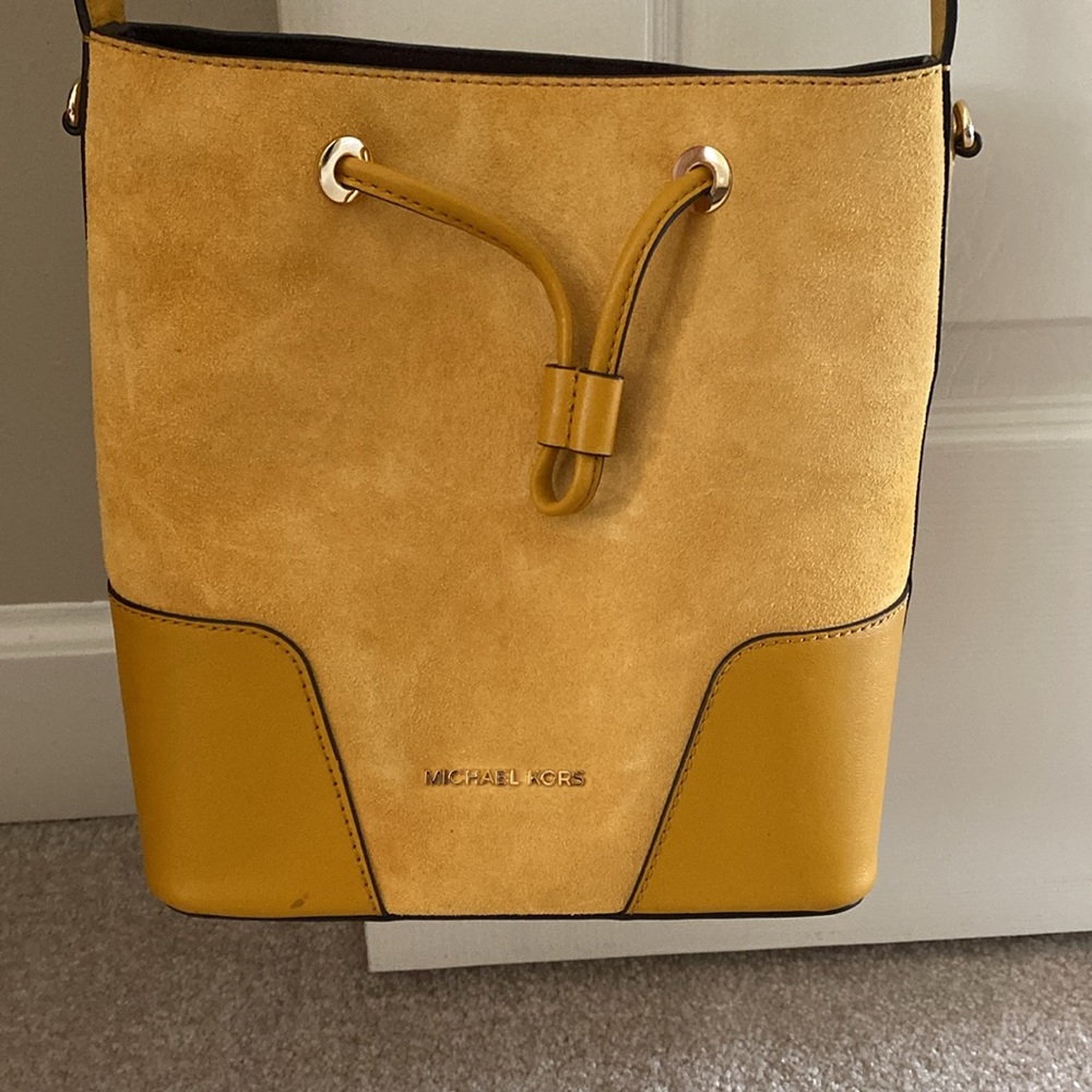 Yellow Michael Kors Small Bucket Bag. Crossbody. - Picture 2 of 9